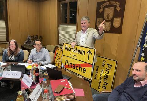 Die Versteigerung der alten Ortsschilder von Pinache und Serres macht Bürgermeister Matthias Enz sichtlich Spaß. Rathaus-Mitarbeiterin Heike Jung (von links) und Hauptamtsleiter Timon Friedel begleiten das Spektakel.