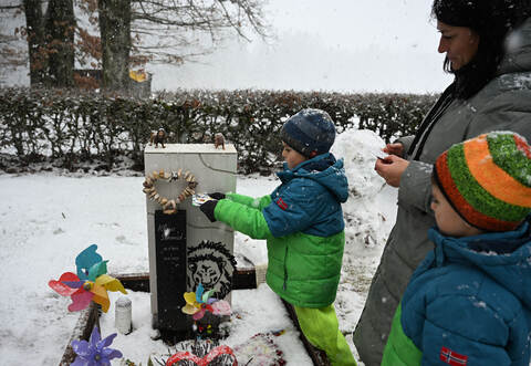 Grabsteine mit Briefschlitz