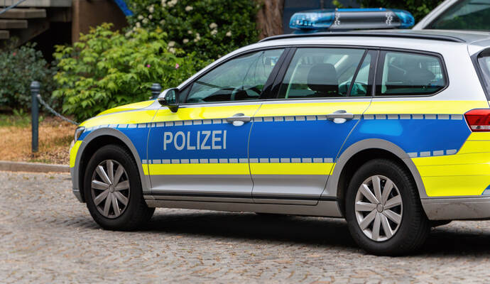 Ein 39-Jähriger hat den Außenspiegel eines Polizeiautos, wie hier auf dem Symoblbild, abgetreten.