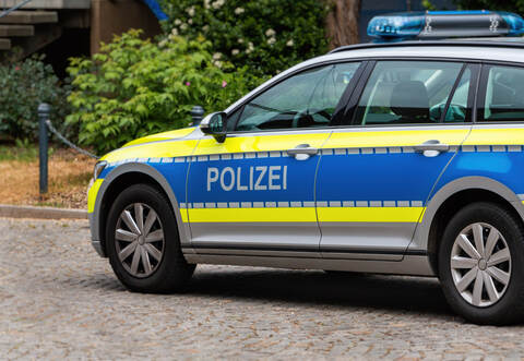 Ein 39-Jähriger hat den Außenspiegel eines Polizeiautos, wie hier auf dem Symoblbild, abgetreten.