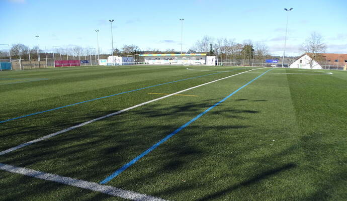 Damit auch der Nachwuchs weiter optimale Bedingungen hat, braucht der Kunst-rasenplatz des FC Nöttingen eine zeitgemäße Auffrischung.