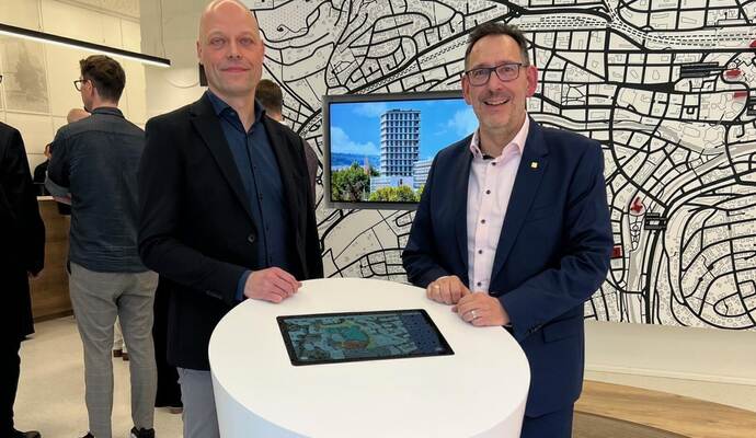 Baubürgermeister Tobias Volle (rechts) und der Leiter des Baurechtsamts, Philipp Wode, sind stolz auf den Eingangsbereich des Neuen Technischen Rathauses.