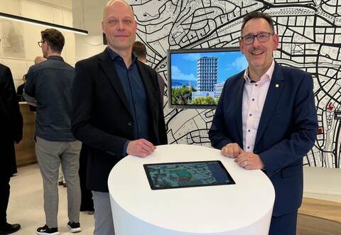 Baubürgermeister Tobias Volle (rechts) und der Leiter des Baurechtsamts, Philipp Wode, sind stolz auf den Eingangsbereich des Neuen Technischen Rathauses.