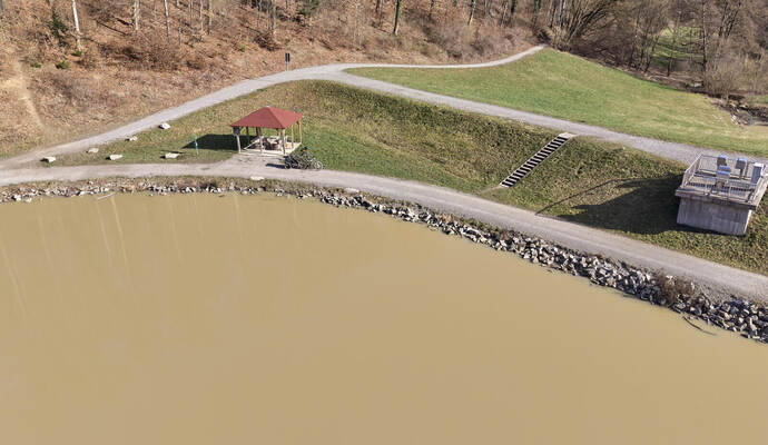 Die Überdachung am Mönsheimer Paulinensee muss abgebaut werden, weil sie laut Wasserwirtschaftsamt nicht im Staubereich stehen d