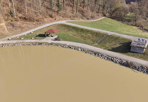 Die Überdachung am Mönsheimer Paulinensee muss abgebaut werden, weil sie laut Wasserwirtschaftsamt nicht im Staubereich stehen d
