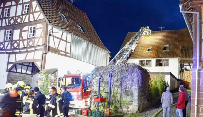 Die Bewohnerin des Hauses kam mit Verdacht auf eine Rauchgasvergiftung ins Krankenhaus.