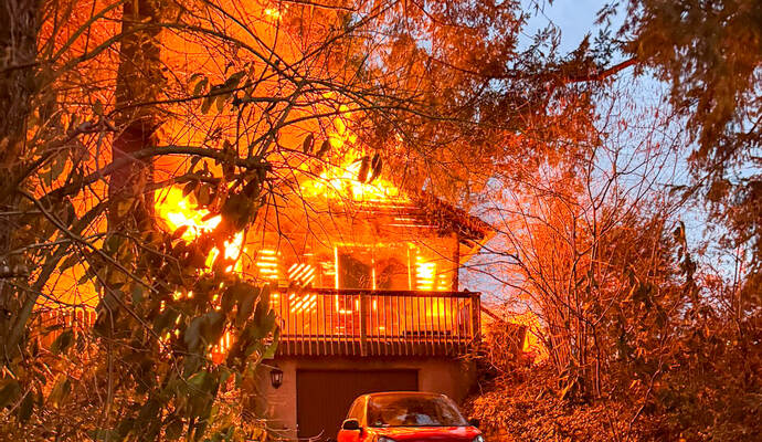 Das Haus im Karlsbader Ortsteil Auerbach steht am Samstagabend lichterloh in Flammen.