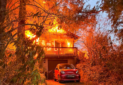 Das Haus im Karlsbader Ortsteil Auerbach steht am Samstagabend lichterloh in Flammen.