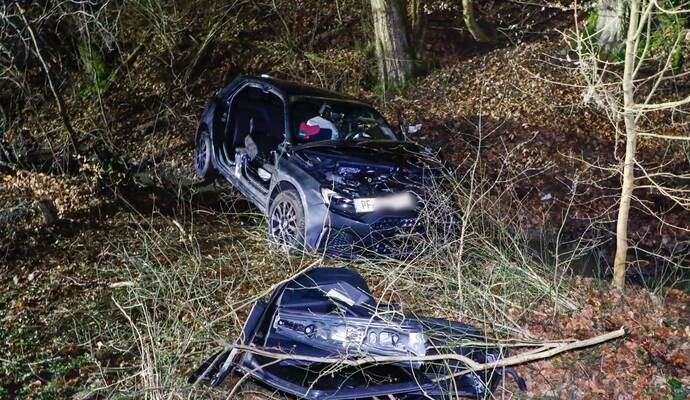 Der Audi ist durch den Aufprall von der Straße abgekommen.