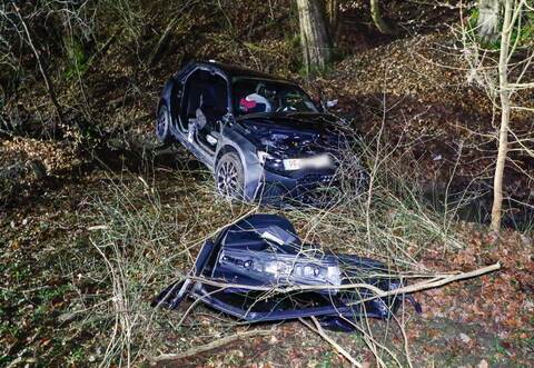 Der Audi ist durch den Aufprall von der Straße abgekommen.