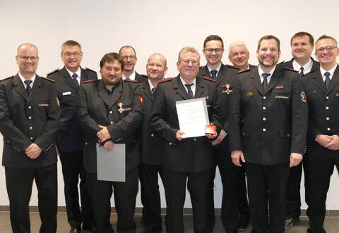 Kreisbrandmeister Carsten Sorg und  Michael Gutjahr ehren Frank Hagdorn, Felix Bechtle, Marco Klingel, Bernd undPascal Budowey zusammen mit Bürgermeister Jörg-Michael Teply, den stellvertretenden Kommandanten Benjamin Sigrist, Michael Gehring  und Kommandant Daniel Disam (von links). Fux