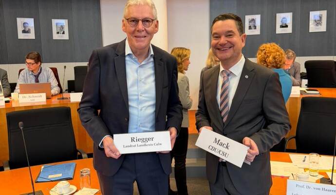 Auf Einladung von Klaus Mack (rechts) spricht Landrat Helmut Riegger darüber, wie das Infrastruktur-Zukunftsgesetz wichtige Verkehrsprojekte schnellervoranbringen kann. Büro Mack