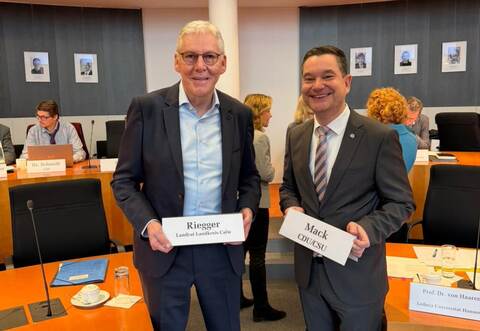 Auf Einladung von Klaus Mack (rechts) spricht Landrat Helmut Riegger darüber, wie das Infrastruktur-Zukunftsgesetz wichtige Verkehrsprojekte schnellervoranbringen kann. Büro Mack