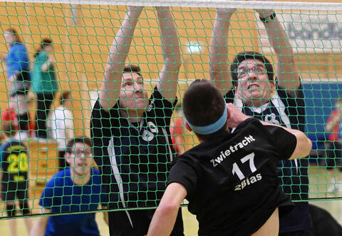 Die Männer 19+ von Indiaca Ötisheim (hinter dem Netz) siegen gegen Zwietracht Ötisheim mit 32:24.