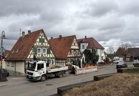 Aufgrund der Wasserrohrbrüche kommt es zu Sperrungen in der Dürrner Hauptstraße.