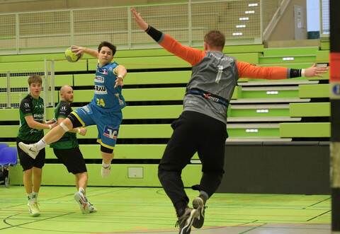 Überflieger: Faro Giuliano (am Ball) trug sich neunmal in die SG-Torschützenliste ein.