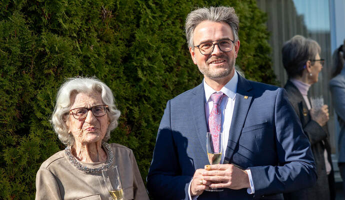 Frohe Kunde am 104. Geburtstag: Oberbürgermeister Peter Boch und Waltraud Steinle.