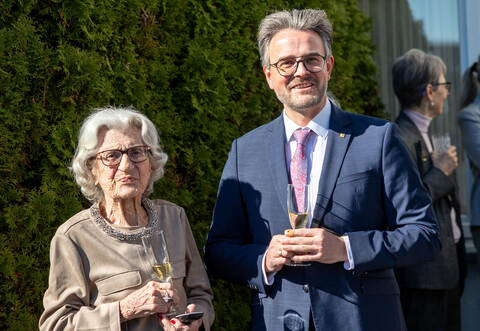 Frohe Kunde am 104. Geburtstag: Oberbürgermeister Peter Boch und Waltraud Steinle.