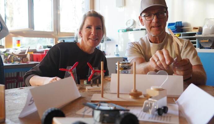 Auch Rektorin Stefanie Stadtaus und Lehrer Lutz Kiebelstein probieren im Technikraum der Steiner Heynlinschule die Experimente aus, die die Schüler für denTag der offenen Tür vorbereitet haben.