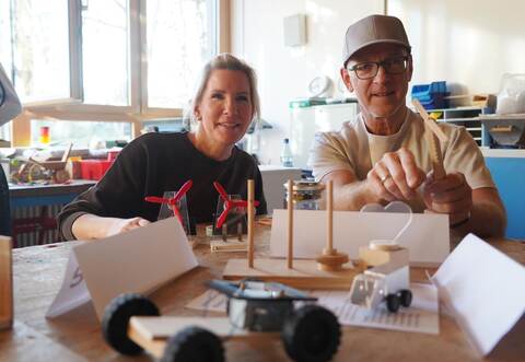 Auch Rektorin Stefanie Stadtaus und Lehrer Lutz Kiebelstein probieren im Technikraum der Steiner Heynlinschule die Experimente aus, die die Schüler für denTag der offenen Tür vorbereitet haben.