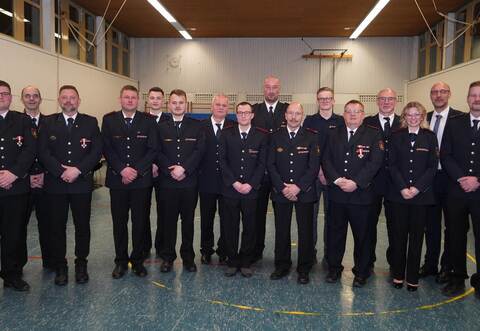 Geehrte und Beförderte von links: Jérémie Paupy, Kreisbrandmeister-Stellvertreter Martin Irion, Thomas Meier, Oliver und David Schweickert, Marvin Schäfer, Markus Schäfer, Nico Penzinger, Christian Schrenk, Wolfgang Albrecht, Julian Braun, Jürgen Braun, Klaus Riekert (Verband), Angelina Walter, Bürgermeister Norman Tank und Kommandant Dominik Schweickert.