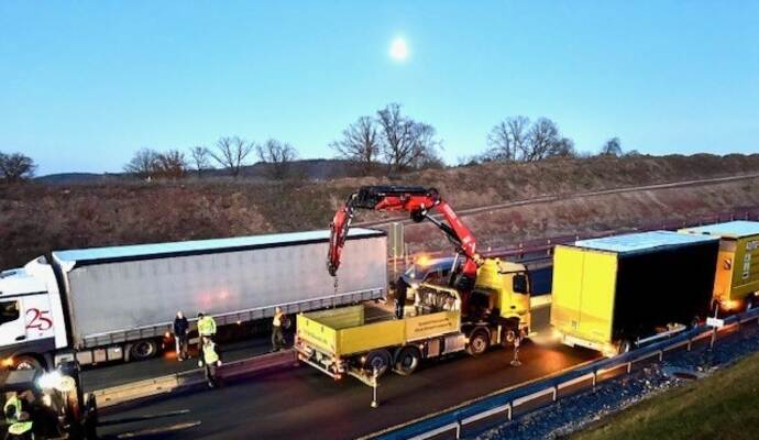 Die Stahlplatten werden verladen.