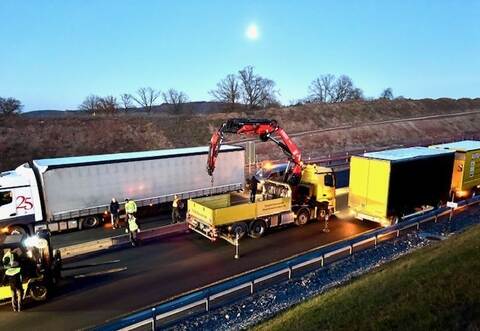 Die Stahlplatten werden verladen.