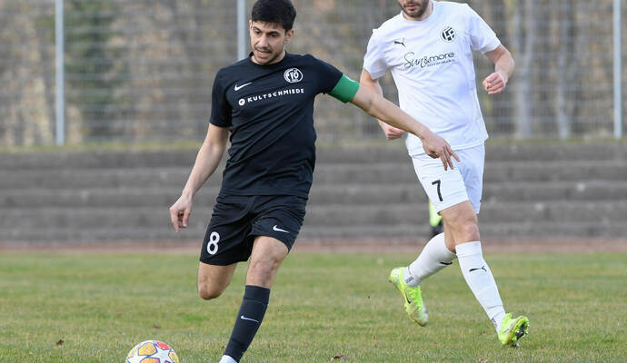 Schießt Kapitän Helio Diogo De Matos Pereira den FV Öschelbronn ins Kreispokalfinale? Rechts Okan Unat vom 1. FC Birkenfeld.