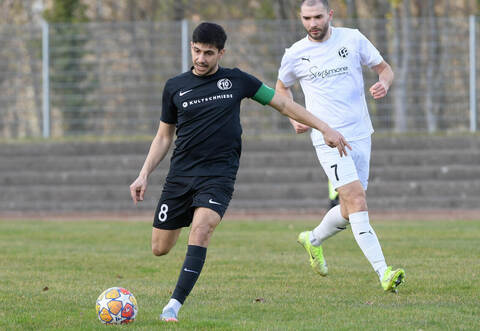 Schießt Kapitän Helio Diogo De Matos Pereira den FV Öschelbronn ins Kreispokalfinale? Rechts Okan Unat vom 1. FC Birkenfeld.