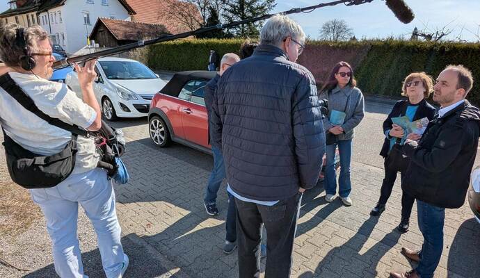 Andreas Renner, Marianne Engeser und Viktoria Stavenhagen im Austausch mit Filmemacher Steffen Haug (von rechts).