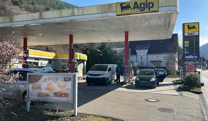Bei der Agip-Tankstelle in Calmbach sind die Spritpreise in den vergangenen vier Tagen um rund 20 Cent angezogen.