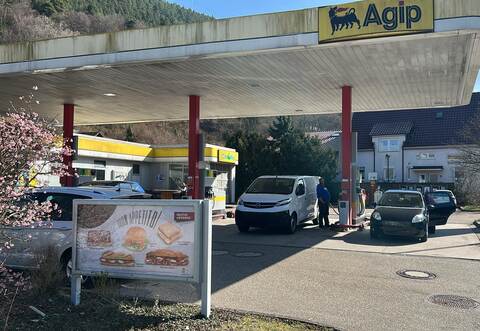 Bei der Agip-Tankstelle in Calmbach sind die Spritpreise in den vergangenen vier Tagen um rund 20 Cent angezogen.