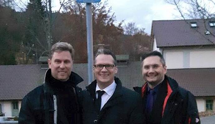 Nicht in Dubai, der Sahara, am Nordkap oder am Zuckerhut, sondern 2015 unter dem Schild der nach der Familie benannten Wegbezeichnung in Bad Wildbad steht (von links) Andi Blumenthal mit seinen Brüdern Jörg und Peter.