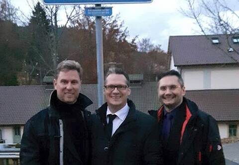 Nicht in Dubai, der Sahara, am Nordkap oder am Zuckerhut, sondern 2015 unter dem Schild der nach der Familie benannten Wegbezeichnung in Bad Wildbad steht (von links) Andi Blumenthal mit seinen Brüdern Jörg und Peter.