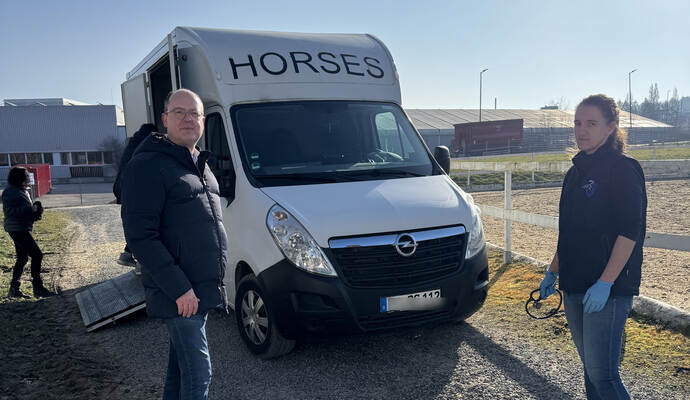 Christian Kraus, Vorsitzender des Pforzheimer Reiterverein, und Tierärztin Rika Pültz von der Pferdeklinik Salzhofen sind zur Stelle, als der Pferdetransporter mit dem verletzten Tier ankommt.