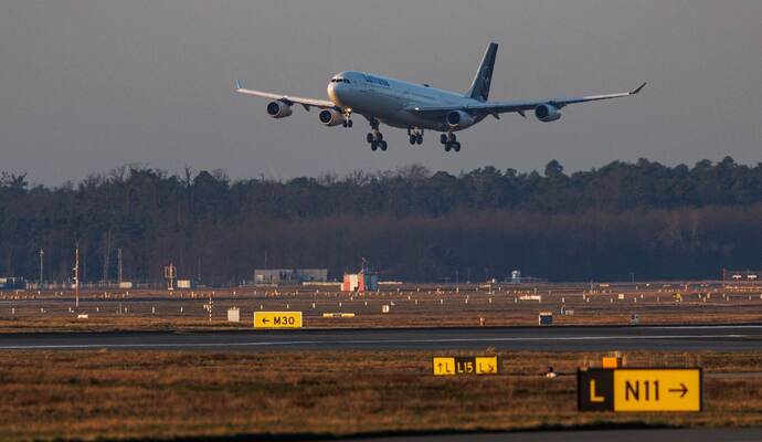 Lufthansa Maschine aus dem Oman am Frankfurter Flughafen