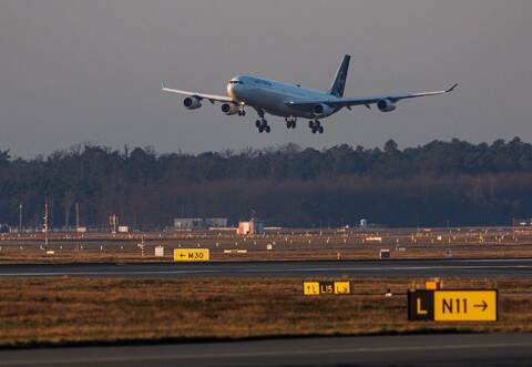 Lufthansa Maschine aus dem Oman am Frankfurter Flughafen