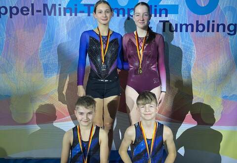 Sammelten für Nöttingen die Medaillen: Lea-Sophie Stephani (hinten links) und Lana Juds sowie Noah Sartissohn (vorne links) und Til Landgrafe.