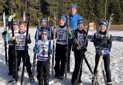Die am VR-Talentiade-Cup in Enzklösterle teilnehmende Schömberger Mannschaft mit dem Trainer Andreas Duffner.