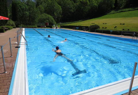 Der Betreiberverein sorgt dafür, dass das Freibad in Höfen eine vorbildliche Finanzspritze bekommt.
