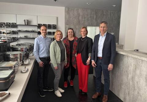 Raphael Dill, Silke Schwartz, Anja Eckert (Betriebsrat), Martina Walter (IG Metall) und Geschäftsführer Carsten Kulcke (v. li.) im Showroom der WMF-Tochterfirma ProHeq.