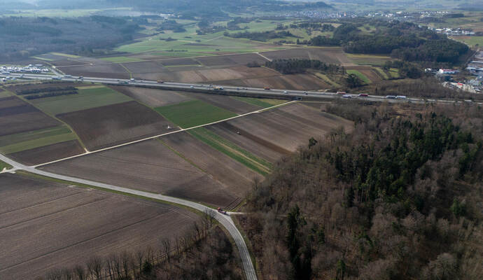 Rechts im Bild ist Heimsheims Gewerbegebiet, weiter hinten die altehrwürdige Schleglerstadt selbst, links sieht man den Heimsheimer Wald.
