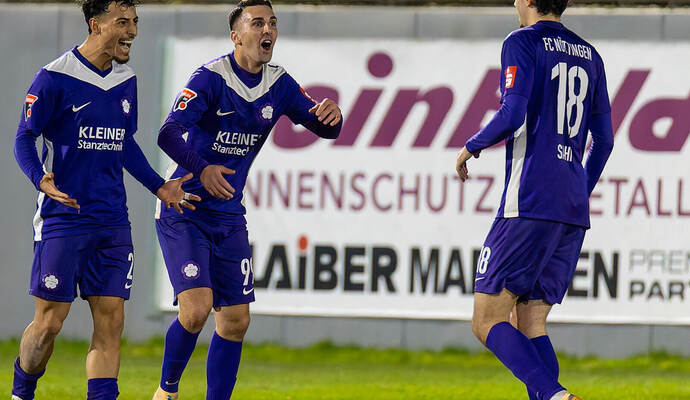 Eine starke erste Halbzeit spielte der FC Nöttingen mit (von links) Khery Hamka, Salvatore Catanzano und Albin Sahiti gegen den FSV Hollenbach. Nach der Pause verloren die Lilahemden zwischendurch den Faden.