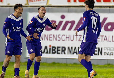 Eine starke erste Halbzeit spielte der FC Nöttingen mit (von links) Khery Hamka, Salvatore Catanzano und Albin Sahiti gegen den FSV Hollenbach. Nach der Pause verloren die Lilahemden zwischendurch den Faden.