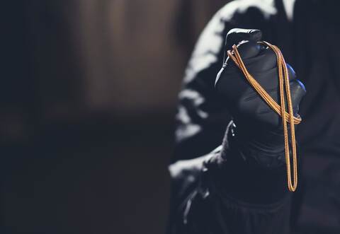 Die Halskette einer 92-Jährigen wurde geklaut.