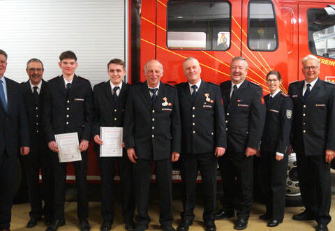 Bürgermeister Thomas Zeilmeier (von links nach rechts), Michael Kautz (stellvertr. Kommandant), Justin Geldner (ernannt zum Oberfeuerwehrmann) und Arne Schröder (ernannt zum Feuerwehrmann), Enrico Ruf (geehrt für 50 Jahre), Roland Deeg (geehrt für 50 Jahre), Armin Trautmann, Julia Ludwig (Feuerwehrverband) und Michael Szobries (stellvertr. Kreisbrandmeister).