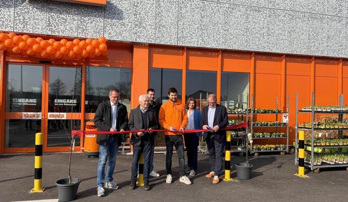 Mühlackers Oberbürgermeister Stephan Retter (vorne, von links), Bruno und David Kirschbaum sowie Peter Tepaß als früherer Geschäftsführer der OBI GmbH durchschneiden das rote Band vor dem OBI-Markt auf der Ziegelhöhe. Darüber freuen sich auch Bruder Daniel und Mutter Nezihe Kirschbaum (hinten).