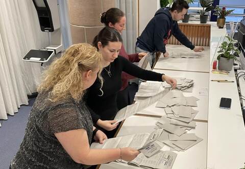 Auszählung der Landtagswahl im Wahllokal Rathaus Schömberg. Insgesamt dominierte dort wie anderswo CDU-Kandidat Carl Christian Hirsch, der sich im Wahlkreis 43 Calw als Direktkandidat durchsetzen konnte.