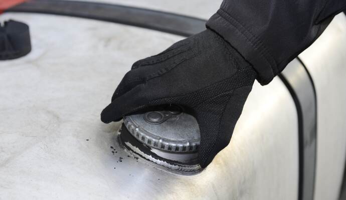 Trotz hoher Spritpreise sei laut Polizei der Weg über den legalen Tankstellenbesuch der einzig richtige.