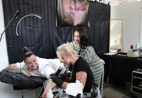 Sharon Urbaro aus Birkenfeld (links) lässt sich ein spontanes Tattoo stechen.